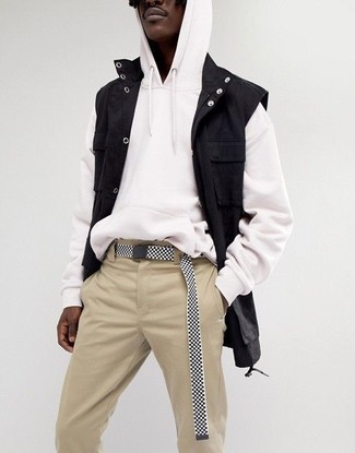 Tenue: Gilet en jean noir, Sweat à capuche blanc, Pantalon chino beige, Ceinture en toile noire et blanche