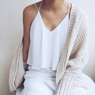 Comment porter un gilet en tricot beige: Pense à associer un gilet en tricot beige avec une robe débardeur en soie blanche pour un look confortable et décontracté.