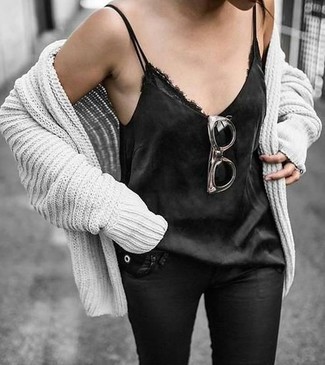 Comment porter un débardeur en soie noir: Pense à associer un débardeur en soie noir avec un jean skinny en cuir noir pour une tenue idéale le week-end.