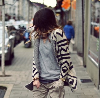 Comment porter un pull à col en v gris: Marie un pull à col en v gris avec un pantalon chino beige pour un look idéal le week-end.