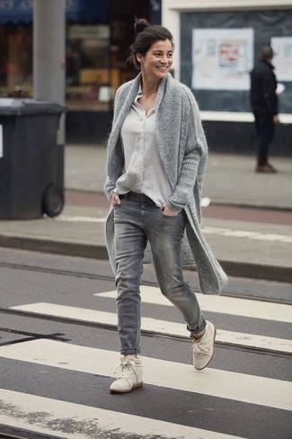 Comment porter un gilet épaisse gris: Pense à opter pour un gilet épaisse gris et un jean gris pour créer un style chic et glamour. Une paire de baskets compensées en cuir beiges est une option parfait pour complèter cette tenue.