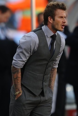 Tenue de David Beckham: Gilet gris foncé, Chemise de ville grise, Pantalon de costume gris foncé, Cravate noire