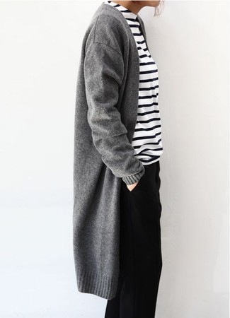 Comment porter un gilet gris: Porte un gilet gris et un pantalon carotte noir pour achever un look chic.