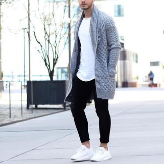 Comment porter un cardigan gris: Associe un cardigan gris avec un jean skinny noir pour une tenue idéale le week-end. Une paire de baskets basses blanches est une option judicieux pour complèter cette tenue.