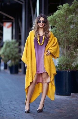 Comment porter des escarpins en cuir marron: Essaie d'harmoniser un gilet jaune avec une robe débardeur pourpre pour un look idéal le week-end. Cette tenue se complète parfaitement avec une paire de escarpins en cuir marron.