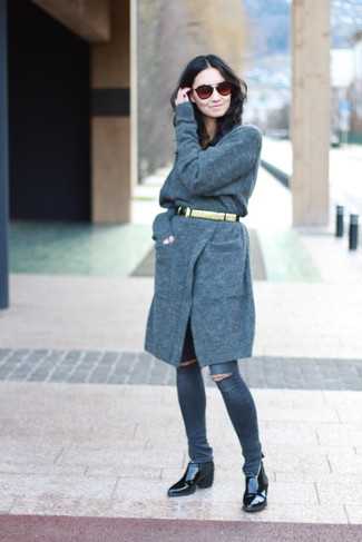 Comment porter des bottines chelsea: Essaie d'associer un gilet gris foncé avec un jean skinny gris foncé pour obtenir un look relax mais stylé. Une paire de bottines chelsea est une option génial pour complèter cette tenue.