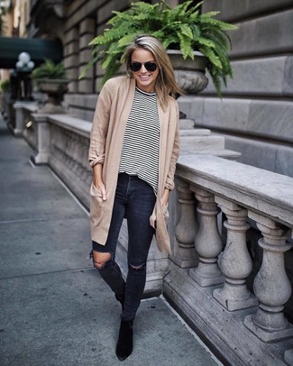 Comment porter un gilet beige: Pense à harmoniser un gilet beige avec un jean skinny déchiré gris foncé pour une tenue idéale le week-end. Une paire de bottines en daim noires est une option parfait pour complèter cette tenue.