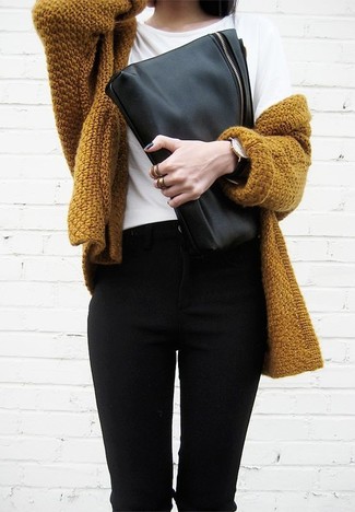 Comment porter un cardigan doré: Harmonise un cardigan doré avec un jean noir pour obtenir un look relax mais stylé.