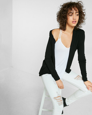 Comment porter un jean skinny déchiré blanc: Pense à associer un gilet noir avec un jean skinny déchiré blanc pour une tenue relax mais stylée. Termine ce look avec une paire de bottines en cuir noires.