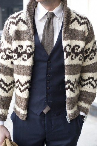 Comment porter une cravate grise pour un style elégantes en automne à 30 ans: Porte un pull à fermeture éclair en jacquard marron et une cravate grise pour dégager classe et sophistication. On aime cette tenue pour cet automne.