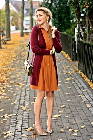 Comment porter des escarpins en cuir marron: Essaie d'associer un gilet bordeaux avec une robe décontractée orange pour une tenue idéale le week-end. Cette tenue se complète parfaitement avec une paire de escarpins en cuir marron.