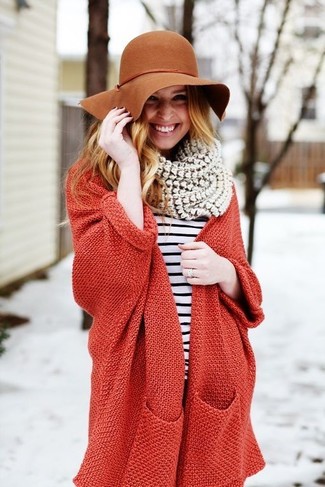 Comment porter un chapeau en laine marron foncé: Pense à opter pour un gilet en tricot rouge et un chapeau en laine marron foncé pour une tenue idéale le week-end.