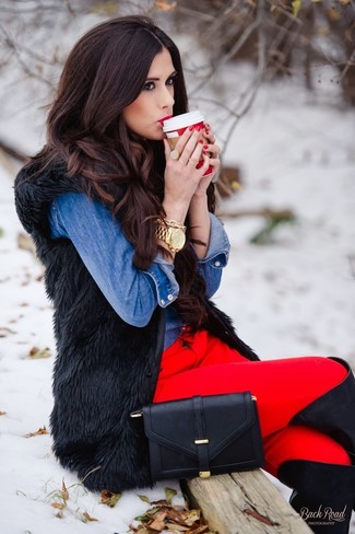 Comment porter un jean skinny rouge: Porte un gilet sans manches en fourrure noir et un jean skinny rouge pour une tenue raffinée mais idéale le week-end. Jouez la carte classique pour les chaussures et termine ce look avec une paire de cuissardes en cuir noires.