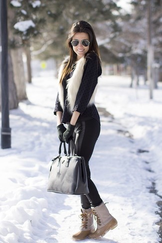 Comment porter des bottes d'hiver beiges: Pense à associer un gilet sans manches en fourrure blanc avec des leggings en cuir noirs pour un look idéal le week-end. Cette tenue est parfait avec une paire de bottes d'hiver beiges.