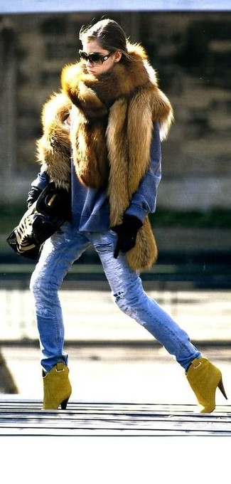 Comment porter un jean bleu: Harmonise un gilet sans manches en fourrure marron avec un jean bleu pour un look confortable et décontracté. Une paire de bottines en daim moutarde est une option astucieux pour complèter cette tenue.