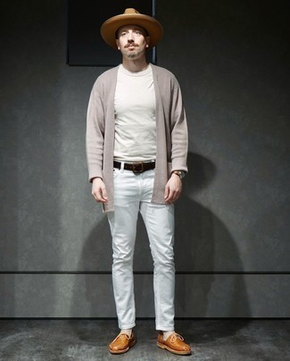 Tenue: Gilet gris, T-shirt à col rond blanc, Jean blanc, Chaussures richelieu en cuir tressées tabac