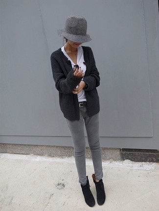 Comment porter un gilet gris: Pour une tenue de tous les jours pleine de caractère et de personnalité choisis un gilet gris et un jean skinny gris. Une paire de bottines en daim noires est une option parfait pour complèter cette tenue.