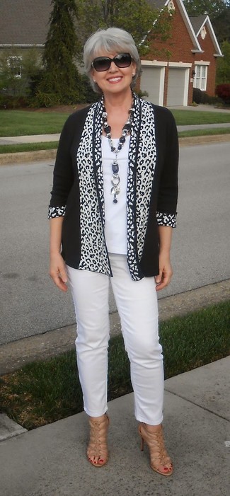 Tenue: Gilet imprimé léopard noir et blanc, T-shirt à col rond blanc, Pantalon chino blanc, Sandales à talons en cuir marron clair