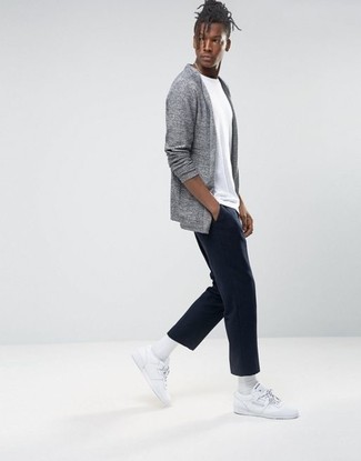 Tenue: Gilet gris, T-shirt à col rond blanc, Pantalon chino noir, Baskets basses en cuir blanches