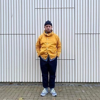Comment porter une veste dorée après 40 ans