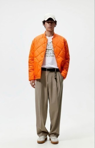 Comment porter une veste dorée pour un style decontractés à l'adolescence