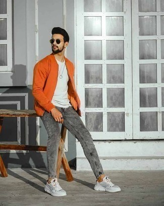 Comment porter une veste dorée pour un style relax