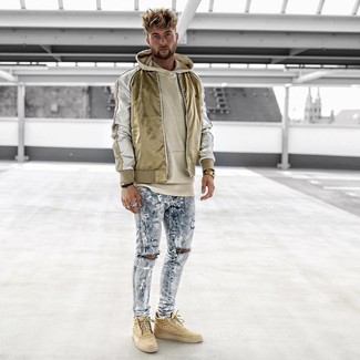 Comment porter une veste dorée pour un style relax