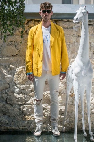 Comment porter une veste dorée pour un style relax