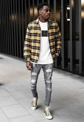 Comment porter une veste dorée pour un style relax