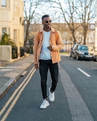 Comment porter une veste dorée pour un style relax