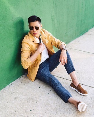 Comment porter une veste dorée pour un style chic decontractés au printemps