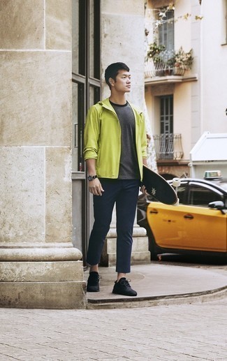 Comment porter une veste dorée pour un style decontractés à l'adolescence