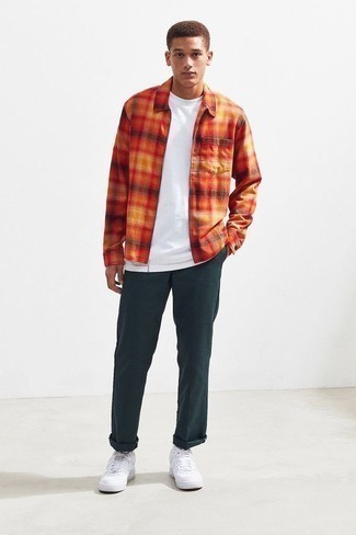 Comment porter une veste dorée pour un style decontractés à l'adolescence