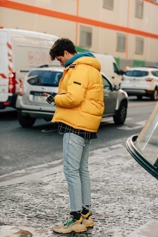 Comment porter une veste dorée pour un style relax