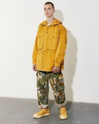 Comment porter une veste dorée pour un style decontractés à l'adolescence