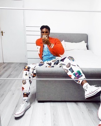 Comment porter une veste dorée pour un style relax