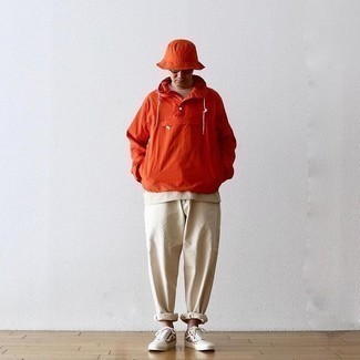 Comment porter une veste dorée après 40 ans