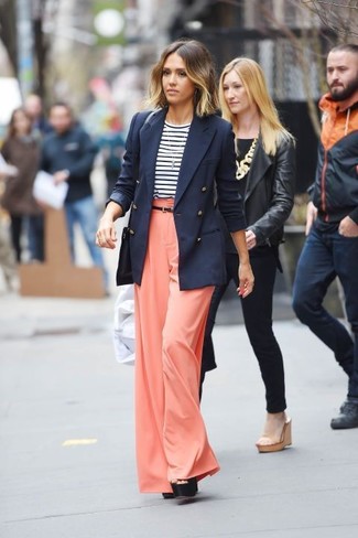 Comment porter un pantalon doré pour un style chic decontractés