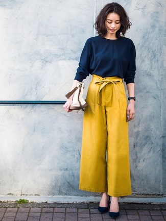 Comment porter un pantalon doré pour un style elégantes