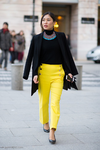 Comment porter un pantalon doré pour un style elégantes