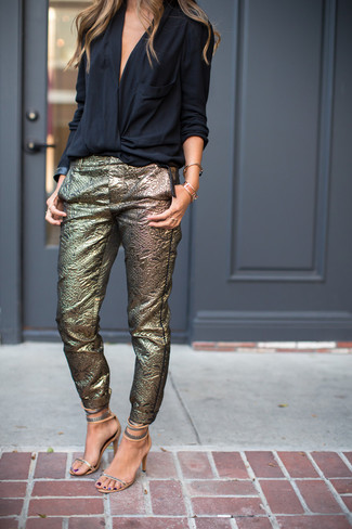 Comment porter un pantalon doré pour un style elégantes