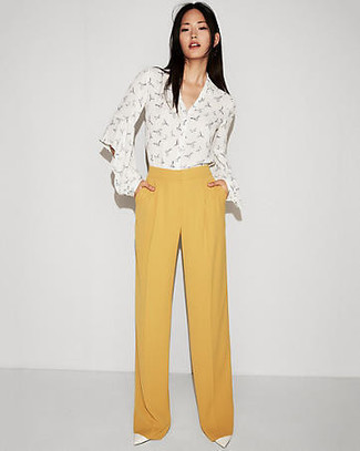 Comment porter un pantalon doré pour un style elégantes