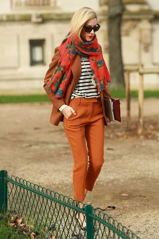 Comment porter un pantalon doré pour un style chic decontractés