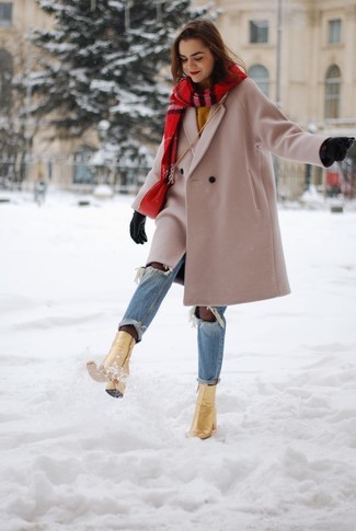 Comment porter un pull doré quand il fait froid