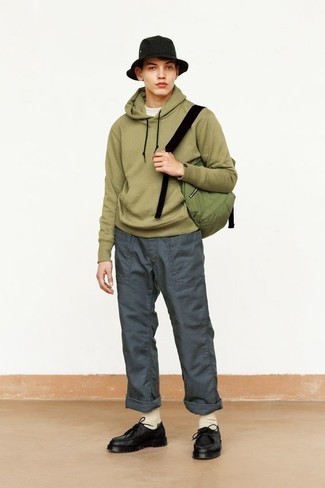 Comment porter un sac à dos vert