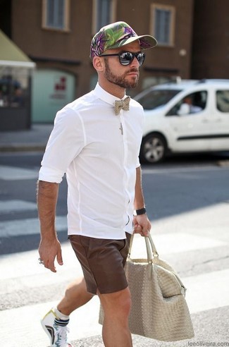 Comment porter une casquette de base-ball verte pour un style chic decontractés