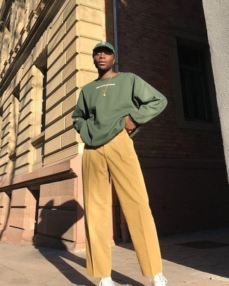Comment porter une casquette de base-ball verte pour un style chic decontractés