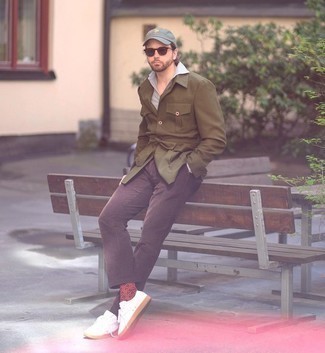 Comment porter une casquette de base-ball verte pour un style chic decontractés