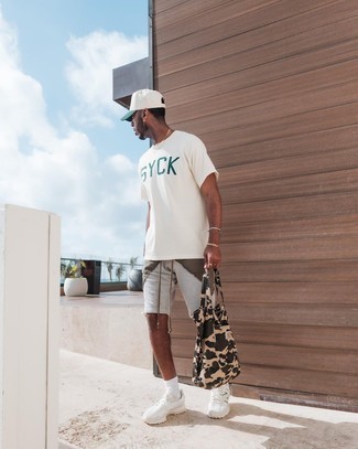 Comment porter une casquette de base-ball verte pour un style relax