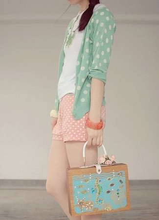 Comment porter un collier vert quand il fait chaud